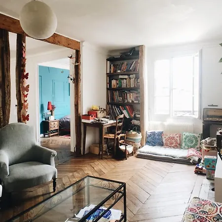 Large Welcoming In The Heart Of Apartment